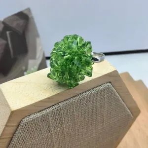 Anello con fiore di perle di cristallo verde fatto a mano per donne, accessorio elegante.