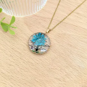 Meravigliosa collana artigianale con ciondolo albero in resina fiori blu secchi