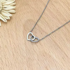 Stainless steel interlocking double heart pendant necklace for women, fashion clavicle chain.