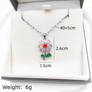 Vista dettagliata di una collana con ciondolo a fiore e zirconi multicolori luminosi.