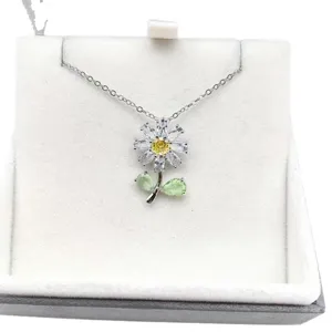 Collana con fiore in zircone cubico e rame alla moda con ciondolo margherita e catena.