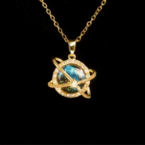Elegante collana con ciondolo pianeta Saturno dorato e design cielo stellato con zirconi.