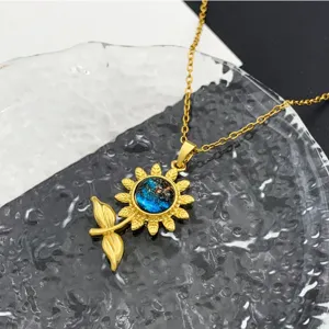 Primo piano dettagliato della elegante collana con ciondolo galassia girasole dorata rifinita.