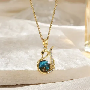 Elegante collana a cigno placcata in oro con sfera stellata blu e zirconi da donna.