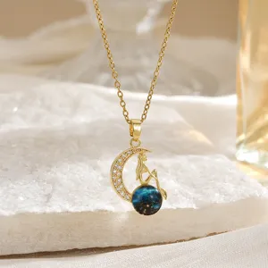 Primo piano collana con ciondolo luna stellata placcato oro, dettagli di zirconi brillanti.