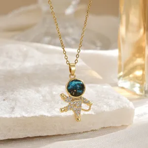 Collana con pendente astronauta placcato in oro con cupola cielo stellato e zirconi.