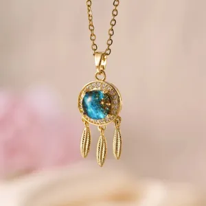 Squisita collana con ciondolo cielo stellato con zirconi cubici scintillanti e ciondoli a piuma.
