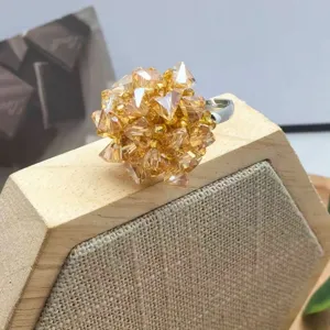 Anello con perline di cristallo fatte a mano con un design scintillante in ambra per donna.