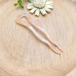 Vista dettagliata della forcina per capelli in acetato, elegante forcina a U, accessorio.