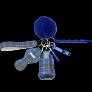 Set portachiavi a quadretti blu con ponpon soffice e strumenti di sicurezza pratici per donne.