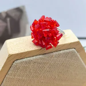 Anello di fiori di perline di cristallo rosso fatto a mano per donna, gioiello di lusso