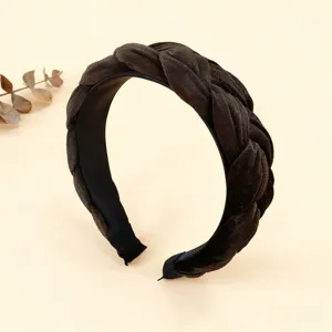 Cerchietto intrecciato in velluto chic, fascia larga per capelli da donna, accessorio quotidiano.