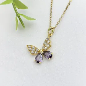Primo piano dettagliato della collana con ciondolo a farfalla impreziosita da zirconi viola.