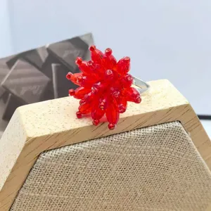 Anello con perline di cristallo rosso fatto a mano, design di fiore in vetro brillante.