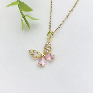 Primo piano del ciondolo a farfalla scintillante con pietre in zirconia rosa e bianche.