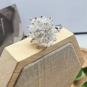 Primo piano di un anello floreale di perline di cristallo fatte a mano, design scintillante.