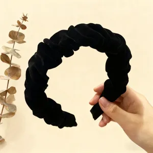 Cerchietto arricciato in velluto nero, elegante fascia larga, accessorio moda per donna.