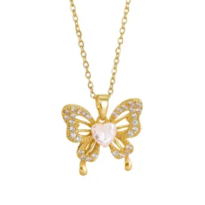 Collana con farfalla dorata con zirconi cubici brillanti e ciondolo cuore rosa elegante.