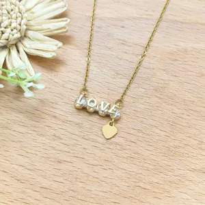 Χρυσό κολιέ με γράμματα LOVE και λαμπερό μενταγιόν για κομψές γυναίκες σε κάθε εμφάνιση.