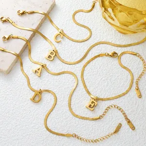 Edelstahl Buchstaben Fußkettchen und Halskette Set mit 18K Gold Plated und Alphabet Anhänger.