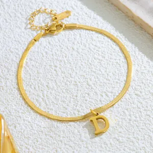 Goldfarbene Edelstahl Schlangenkette Fußkette mit Buchstabe D Anhänger und K18 Etikett.