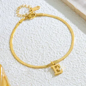Goldener Edelstahl Buchstabe E Fußkettchen 18K vergoldete Schlangenkette Damenschmuck