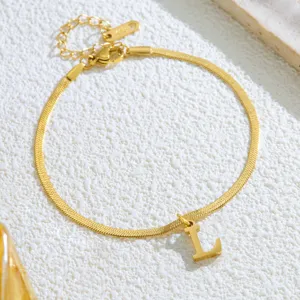 Detailansicht der 18K vergoldeten Edelstahl Schlangenkette Fußkette mit Buchstaben Anhänger.
