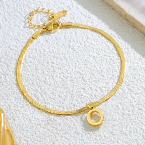 Goldener Edelstahl Buchstabe O Schlangenkette Fußkettchen Nahaufnahme, Modeschmuck.
