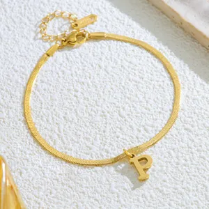 Detailaufnahme der vergoldeten Edelstahl Buchstabe P Schlangenkette Fußkette für Damen chic.