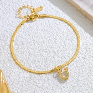 Goldfarbene Edelstahl Schlangenkette Fußkette mit U-Anhänger und K18 Plakette Damen.