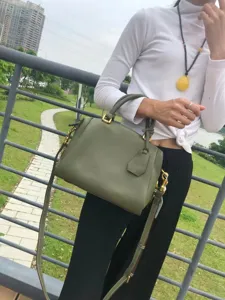 Sac à main Boston en cuir véritable pour femme, grand sac bandoulière de grande capacité.