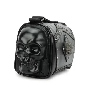 Vista detallada del bolso de hombro de moto punk negro con calavera en relieve 3D y remaches.