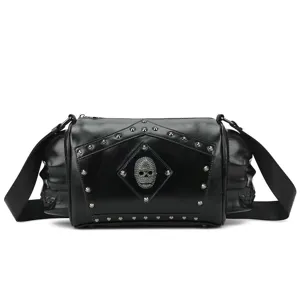 Bolso cruzado de calavera estilo punk negro con tachuelas y detalles de pedrería.