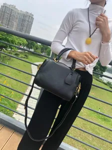 Sac a main Boston en cuir veritable noir, sac bandouillere elegantes pour femmes