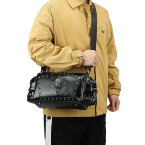 Vista detallada del bolso de hombro de cuero negro estilo punk rock gótico con tachuelas.