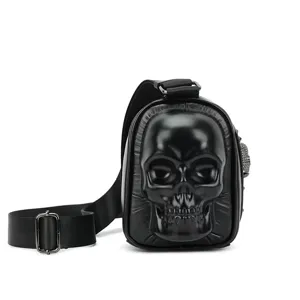 Detalle del bolso cruzado gótico punk negro con cara de calavera 3D y correa regulable.