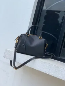 Vue détaillée de sac Boston en cuir véritable noir, sac bandoulière en cuir de vachette de luxe.