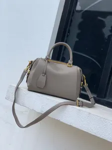 Sac Boston en cuir véritable détail, sac à main bandoulière grande capacité tendance.