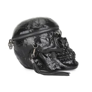 Detailansicht der schwarzen totenkopf förmigen umhängetasche mit quaste und reißverschluss.
