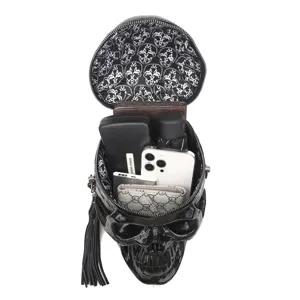 Schwarze Totenkopf Umhaengetasche Detailansicht mitgeraumigen Innenraum und coolem Punk Stil.