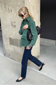Stylish genuine leather shoulder baguette bag for women, perfect for daily commuting and chic look.