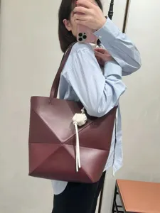 Grand sac cabas en cuir pliant géométrique, élégant sac à épaule pour femme au quotidien.