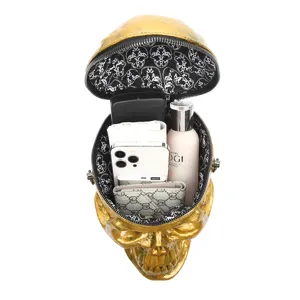 Detailansicht des goldenen Totenkopf-Umhängetaschen-Innenraums mit großem Stauraum.