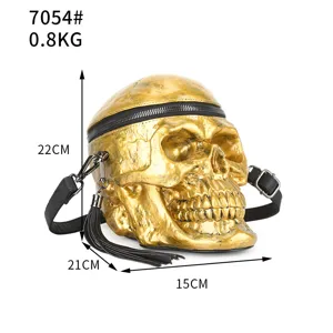 Detailansicht der goldenen Punk-Totenkopf-Umhängetasche, metallische Textur und stabiler Riemen.