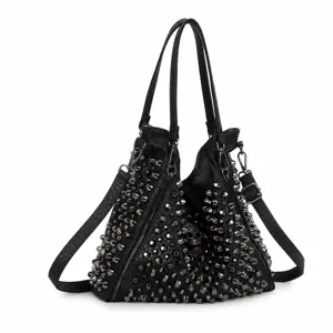 Bolso tote de cuero negro estilo punk con tachuelas metálicas y calavera, bolso de hombro grande.