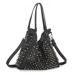 Bolso tote negro punk con tachuelas y calavera, bolso de hombro grande y cartera moderna.