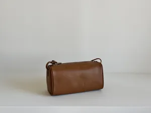 Sac cylindre minimaliste en cuir marron véritable, sac bandoulière polyvalent détail.