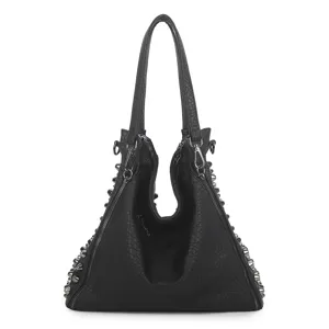 Detalle del bolso tote punk negro con tachuelas de metal y elegante cremallera.