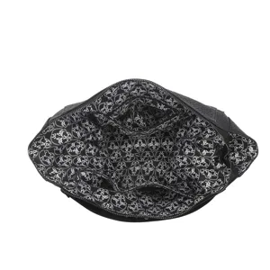 Detalle interior del bolso tote punk negro con compartimentos espaciosos y forro de calaveras.