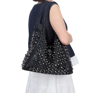 Vista detallada del elegante bolso tote punk negro con tachuelas de metal y calavera.